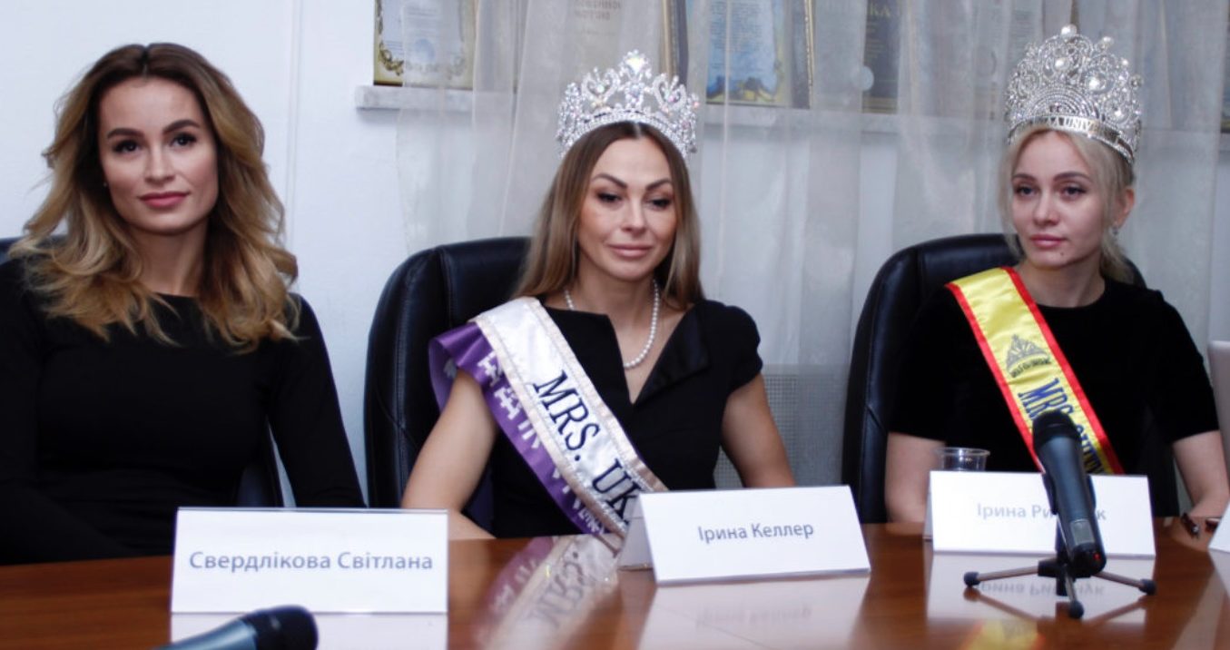 КОРОЛЕВИ КРАСИ ПРЕЗЕНТУВАЛИ ПОДУШКУ ДОБРА В УКРАЇНСЬКОМУ ДОМІ